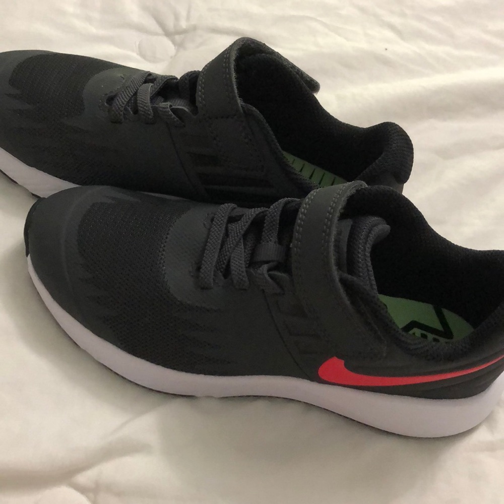 Boys Nike Sneakers - Picture 2 of 5